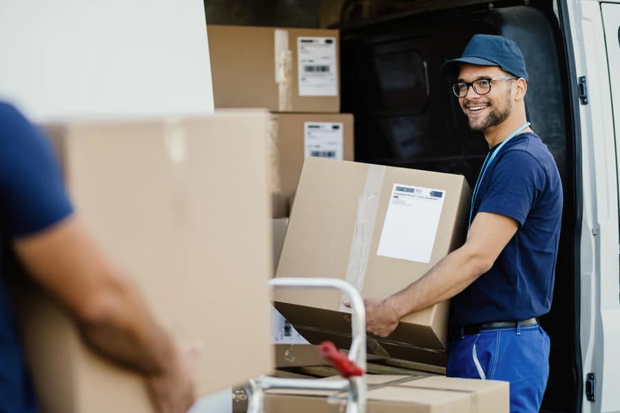Wysyłka paczki za pomocą Poczty Polskiej lub kuriera. Sprawdź, co jest lepsze.
