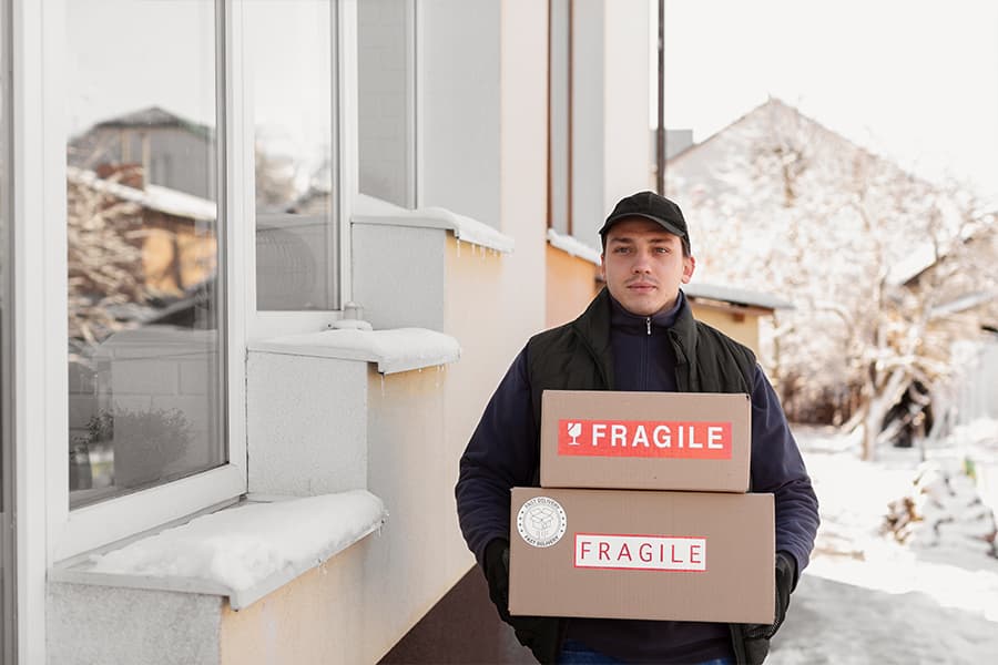 Kurier dostarcza paczki do krajów bałtyckich